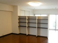 間仕切りも兼ね備えた造作収納を設置